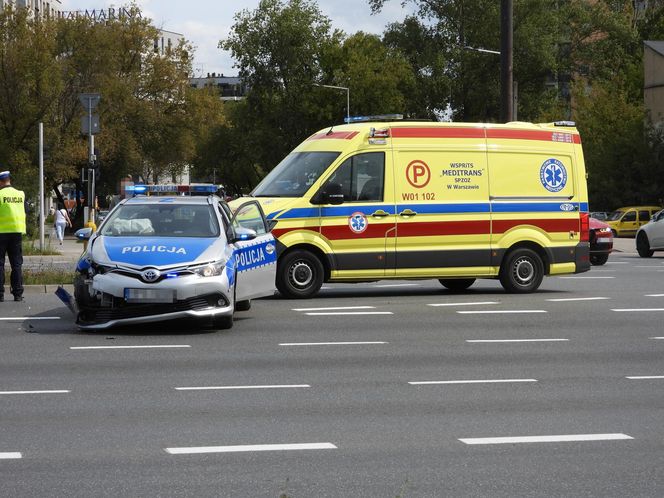   Zderzenie radiowozu z autem na Białołęce. Jeden policjant do szpitala