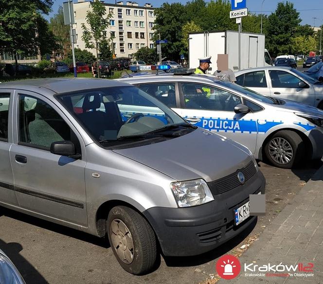 Kraków: Zostawili małe dzieci w zamkniętym samochodzie na słońcu i... poszli na zakupy
