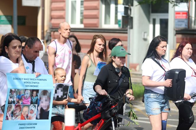 Pan Artur płakał w tracie białego marszu w Częstochowie. "Kamilek śni mi się po nocach"