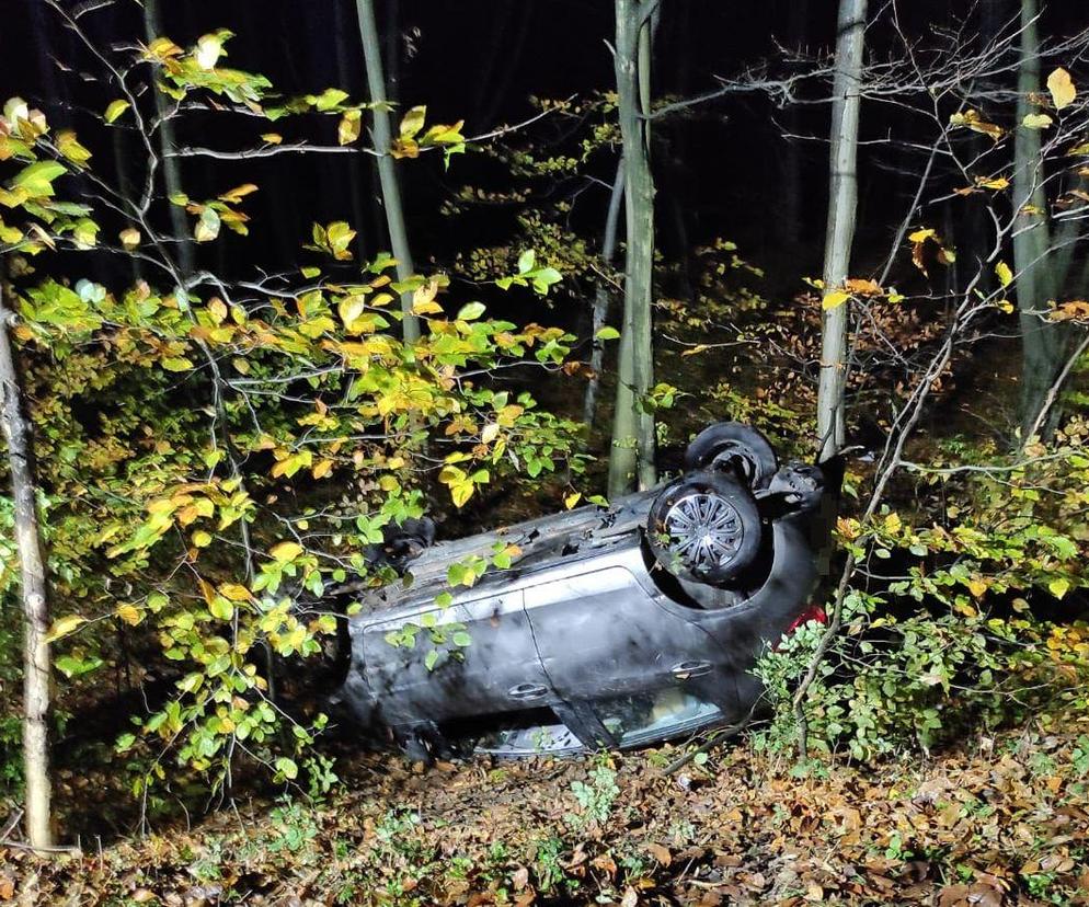 Czołowe zderzenie dwóch aut w woj. lubelskim zakończone dachowaniem