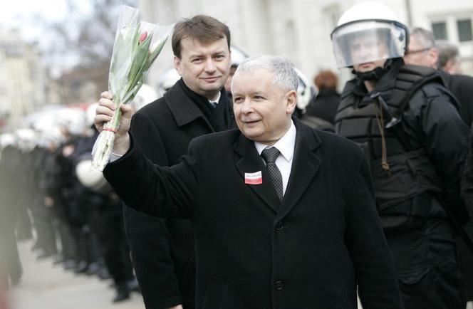 Jarosław Kaczyński przed Pałacem Prezydenckim