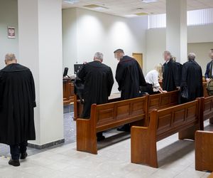 Grzegorz Braun odpowie za zgaszenie świec chanukowych i inne skandale