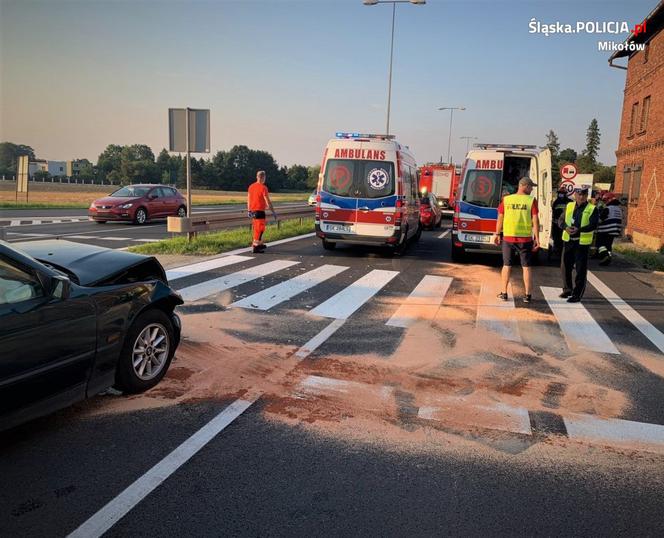 Wypadek w Mikołowie. BMW wjechało w opla! Samochód stoczył się na matkę z dziećmi [ZDJĘCIA]