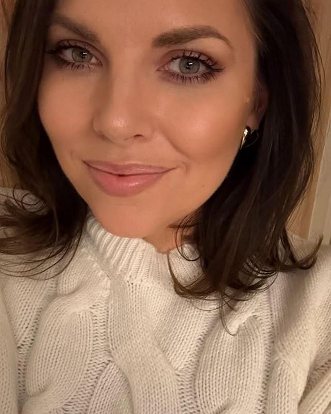 Ola Kwaśniewska chlapie się w jeziorze