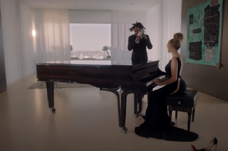 Beyonce śpiewa Moon River w reklamie Tiffany. Są romantyczne ujęcia z Jayem-Z