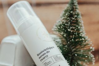 Jak zadbać o skórę w chłodne miesiące? To serum idealnie ratuje cerę zimą