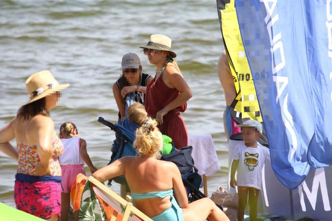 Posłanka Gajewska z dziećmi na plaży