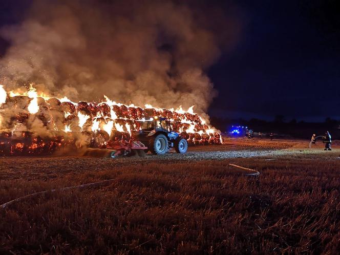 Ogromny pożar stogu słomy w Mąkowarsku!