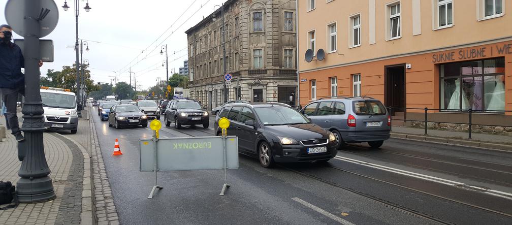 Przejście na dziko na ulicy Focha. Kiedyś dojdzie tu do tragedii