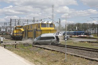 Pociąg wbił się w osobówkę na przejeździe kolejowym. Szokująca symulacja zderzenia w Warszawie