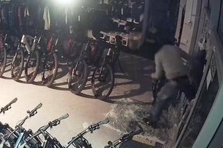 Wybrali się nocą do sklepu po rowery. Są poszukiwani