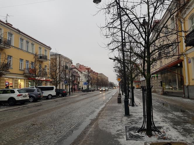 Gołoledź, marznące opady i oblodzone chodniki. Tak wyglądał poranek na drogach w Białymstoku