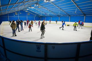 Najlepsze lodowiska w Warszawie. Sprawdź, gdzie wybrać się na łyżwy w stolicy 
