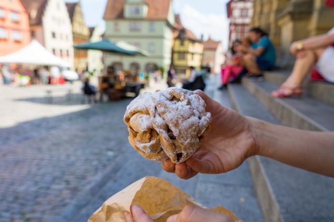 Schneeballen, czyli niemieckie kule śnieżne, to pączki o wyjątkowym kształcie i chrupiącej strukturze. Poznaj przepis z 1913 roku