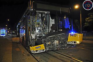 Warszawa: Kolejna kolizja miejskiego autobusu. Z auta wypadł silnik [GALERIA]