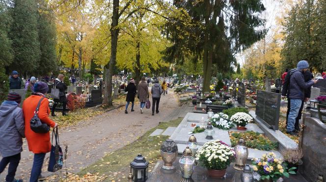 Tłumy na cmentarzu przy ul. Poprzecznej. Olsztynianie odwiedzają groby bliskich [ZDJĘCIA]