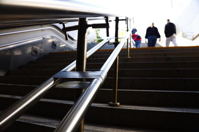 Metro Centrum Nauki Kopernik – poręcz sklejona taśmą klejącą