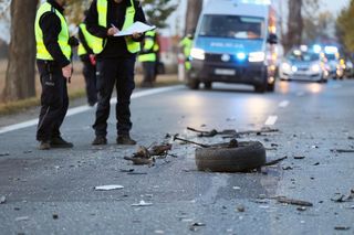 Tragedia na drodze. Kierowca ciężarówki wjechał w drzewo. Poważne utrudnienia
