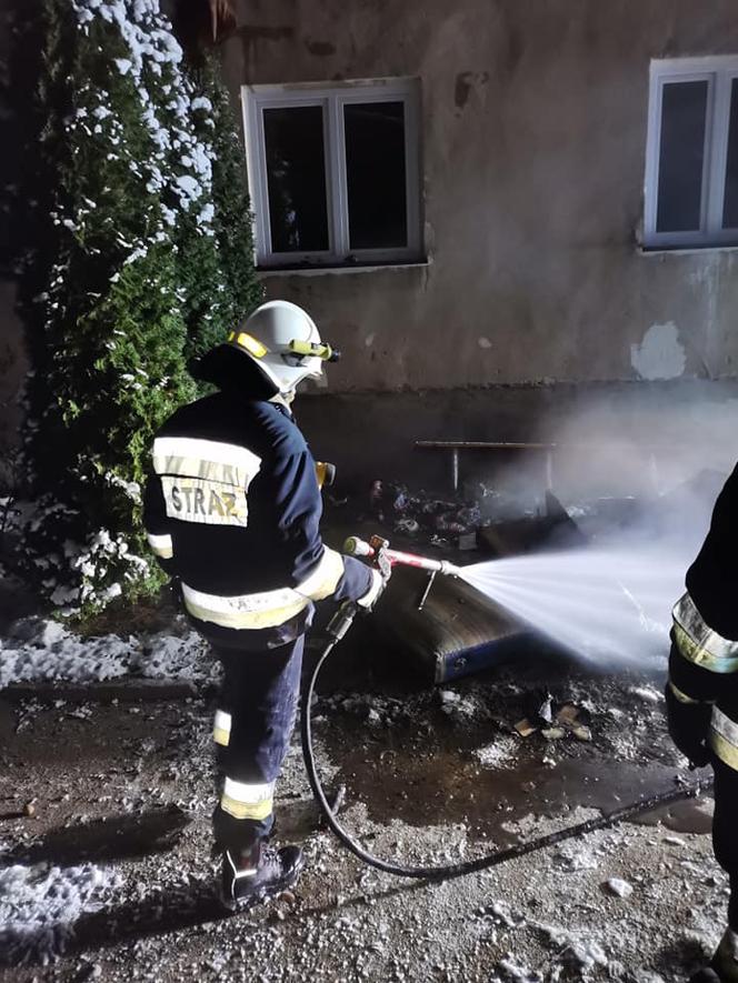 Tragiczny pożar w Krzysztoforowie. Nie żyje mężczyzna. 12. osób ewakuowano