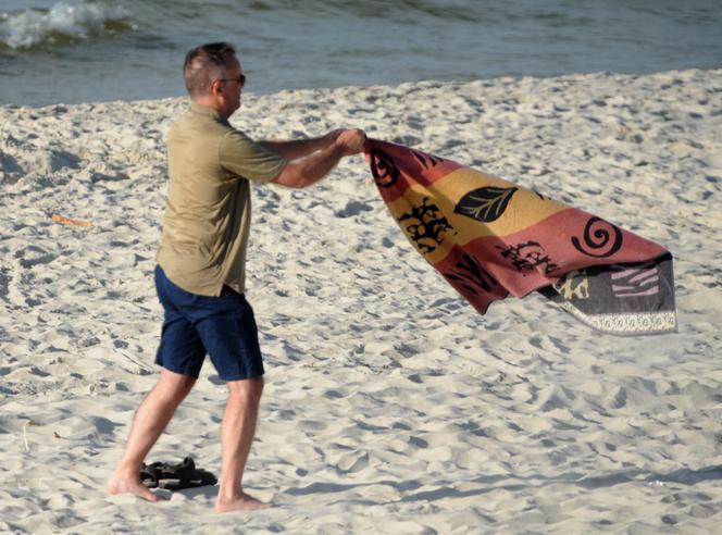 Wiceminister kultury Jarosław Sellin na plaży
