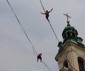   Urban Highline Festival 2023 w Lublinie. Slacklinerzy robią cuda na linach!