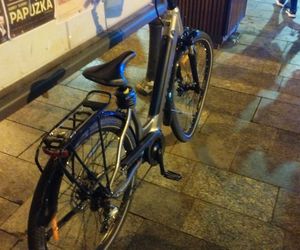 W centrum Leszna samochód potrącił rowerzystę. Rowerzysta miał STOP, który zignorował 