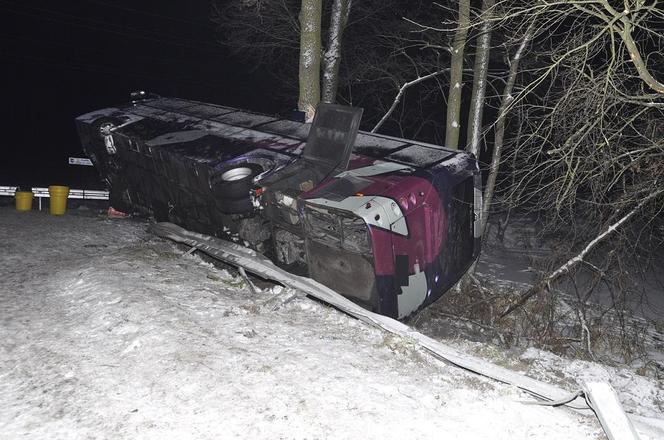 Wypadek ukraińskiego autobusu w pow. bialskim. Pojazd uderzył w bariery i przewrócił się na bok