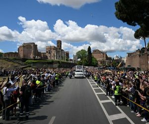 Zaczął się pogrzeb papieża Franciszka. Jedna z największych takich ceremonii w historii