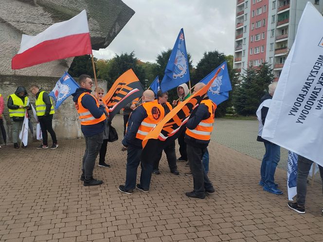 Hutnicy i koksownicy wyszli na ulice w Dąbrowie Górniczej. Apel do rządu o ratunek dla branży i tysięcy miejsc pracy