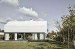 Biały dom w Łomiankach projektu moomoo architects