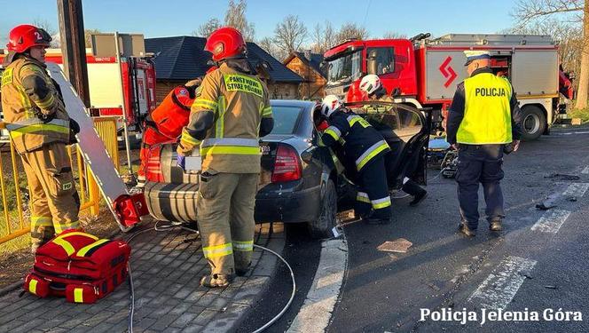 Samochód nagle wjechał pod ciężarówkę. Kierowcy w ciężkim stanie trafili do szpitala 