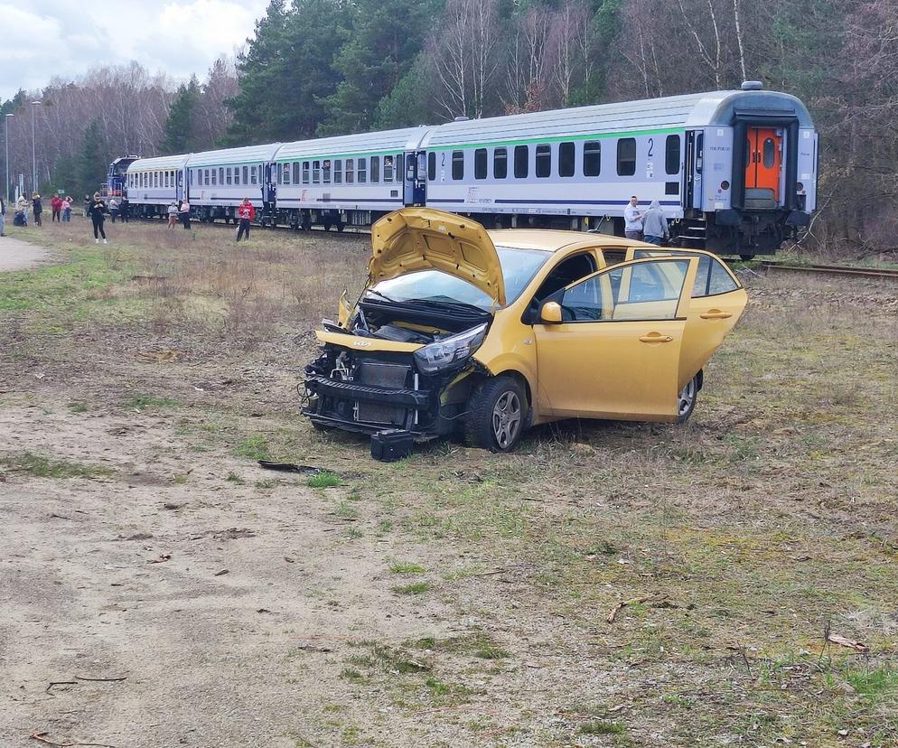 Samochód zderzył się z pociągiem pod Wałczem. Jedna osoba poszkodowana 
