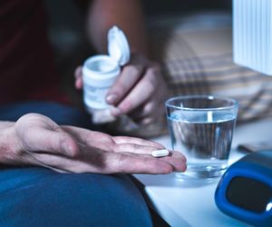 Łykasz zarówno magnez, jak i melatoninę? Sprawdzamy, czy to bezpieczne połączenie