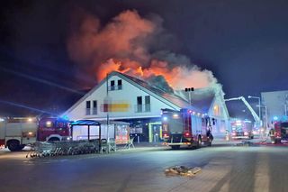 Płońsk. Wielki pożar supermarketu. Cztery pracownice o mało nie straciły życia [ZDJĘCIA]