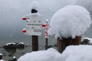 Zima nadeszła w Tatry! TOPR ogłosił pierwszy stopień zagrożenia lawinowego. IMGW ostrzega [GALERIA]