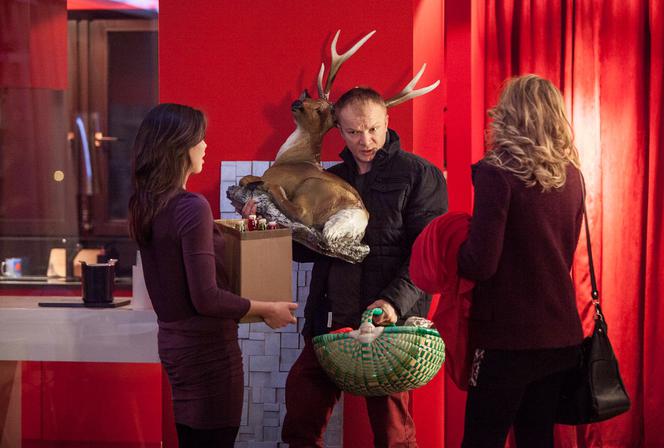 To nie koniec świata 2 sezon odcinek 15 (odc. 2). Anka (Karolina Gorczyca), Darek (Eryk Lubos), Ula (Magdalena Lamparska)