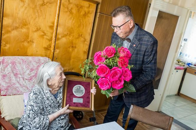 Kocha kwiaty i naturę! Pani Stanisława skończyła właśnie 100 lat i czerpie z życia garściami