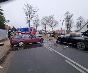 Wypadek w Starym Polichnie dwóch samochodów osobowych