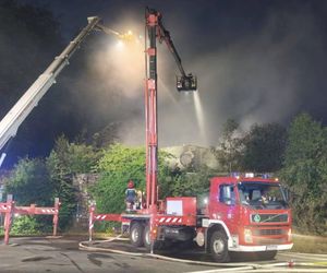 Pożar pustostanu w Pogórzu. Kłęby dymu widać z daleka