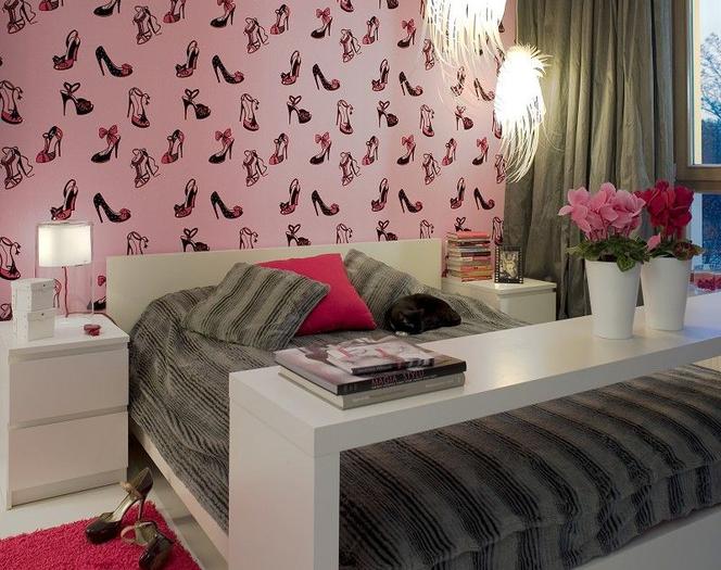 różowa nowoczesna sypialnia