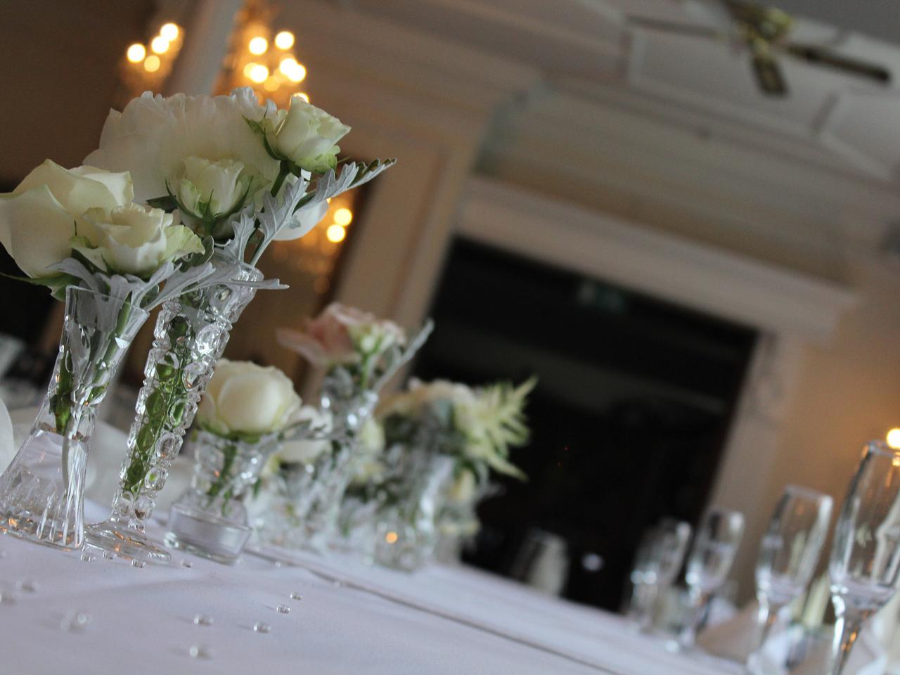 Jak udekorować stół na komunię?