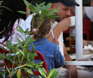 Maciej Pela z córeczkami nad Wisłą