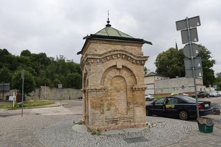 Studzienka na placu przy PKS w Lublinie to pozostałość po dawnej ul. Szerokiej