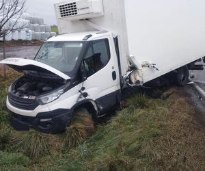 Tragiczny wypadek pod Lesznem. Przód osobówki został kompletnie zmiażdżony. Strażacy wycinali z wraku poszkodowaną