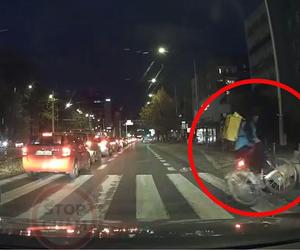 Rowerzysta z impetem wjechał w pieszą na przejściu [WIDEO]