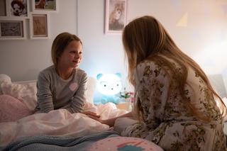 Na Wspólnej odc. 2807. Elżbieta (Paulina Chapko), Julka (Maja Oświecińska)