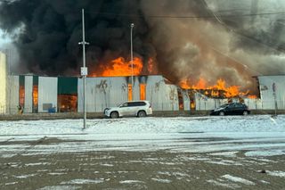 Gigantyczny pożar hali pełnej papieru w Bydgoszczy. Zjechało 37 zastępów z całego województwa