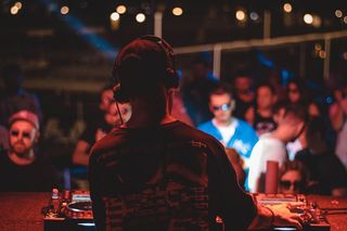 DJ z przyjęć urodzinowych oskarżony o czyny seksualne wobec nastolatek