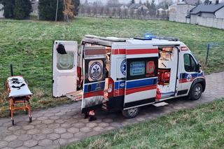 Wielki pożar domu w Glinkach pod Otwockiem. Poparzoną kobietę zabrał śmigłowiec LPR
