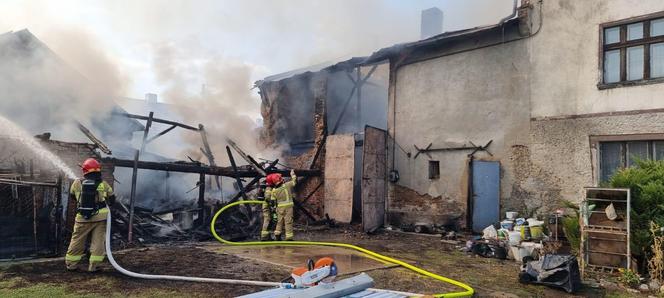 Ogromny pożar w Racławicach Śląskich. Ogniem objęty był budynek gospodarczy. W akcji 12 zastępów strażaków